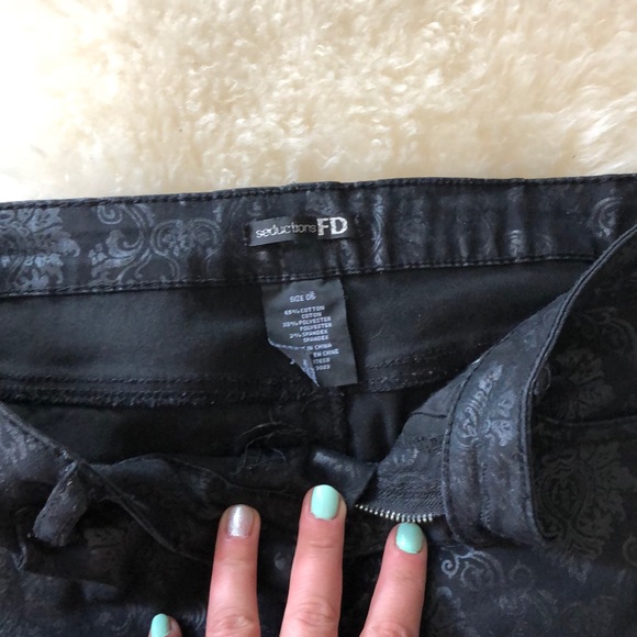 Black pattern pants 👖 - Picture 2 of 4